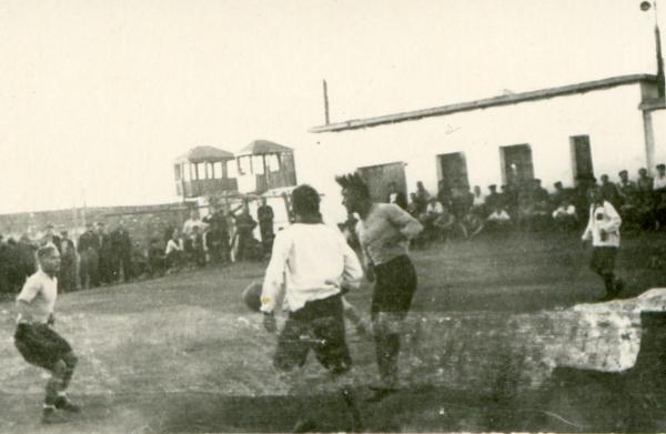 Match de foot entre des détenus d'un camp du Goulag