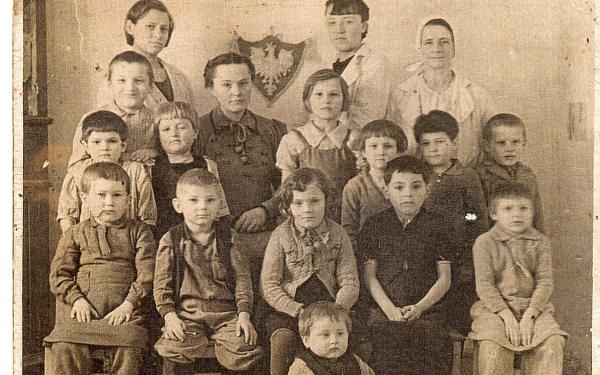 Une créche polonaise en URSS, en 1941. Y figure la sœur de Romana Dolinska (l’aigle polonais a été brodé par sa tante – Helena Hordynska)