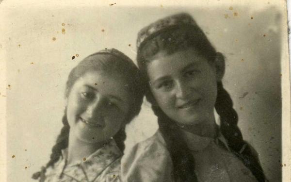 Deux jeunes filles de l'orphelinat de Leninabad, déportées de Pologne en 1940, orphelinat où avait été recueilli Henry Welch