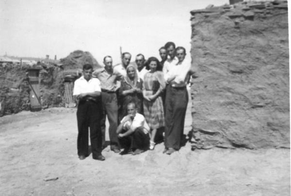 Photo de groupe avec vue sur les habitations de la région, Djezkazgan, Kazakhstan, années 1950, après la libération, rassemblant des anciens co-détenus et des proches