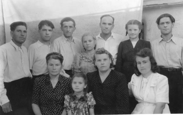 Photo de groupe à l’occasion du mariage de Zygmunt Turzański, Djezkazgan, Kazakhstan, 1955. Sa femme est en robe blanche ; parmi les invités, le témoin au mariage, Jerzy Węgierski.