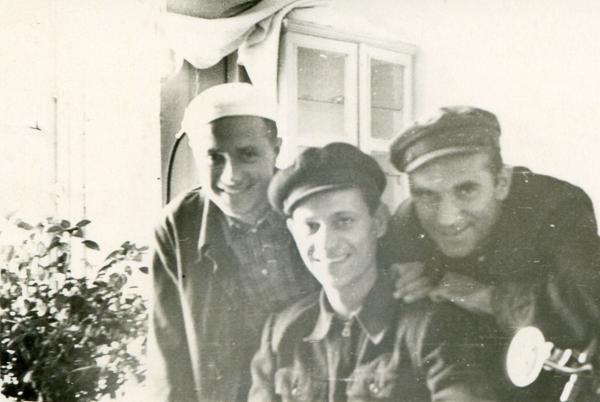 Zygmunt Turzański avec deux anciens co-détenus polona