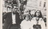 Marta Berest (au centre) avec Youriy Berest (son grand frère) et Olesya Berest (sa grand soeur), en 1934. 