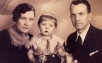 Silva and her parents before the arrival of Soviet.