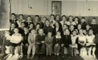 Photo de classe, 1960. Nadejda Tutik se trouve sous le portrait de Lénine