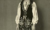 Nadejda Tutik en robe traditionnelle ukrainienne, 1966.