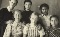 Juliana Zarchi en 1949 et ses camarades de classe en deportation au Tadjikistan